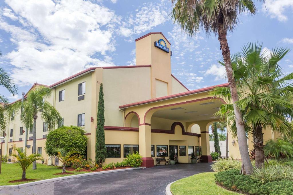 Days Inn by Wyndham Sarasota I-75 - main image