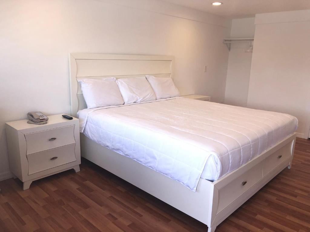 Spinnaker Inn of Naples - main image