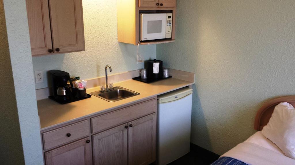 Cocoa Beach Suites Hotel - image 3