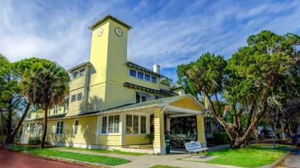 the Historic Peninsula Inn