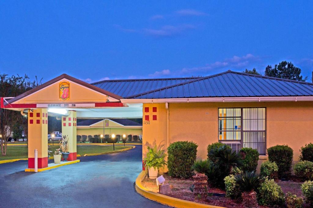 Super 8 by Wyndham Chipley - main image