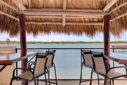 Hutchinson Island Plaza Hotel & Suites - image 3