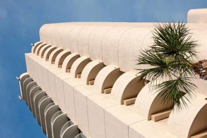 Radisson Suite Hotel Oceanfront - image 3