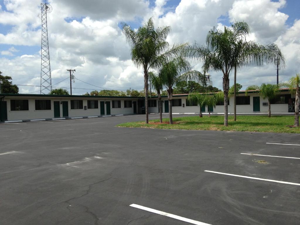 Economy Inn Okeechobee - image 5