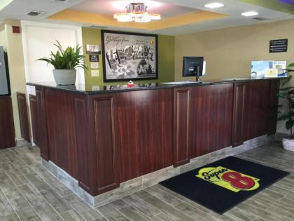 Super 8 by Wyndham Sarasota Near Siesta Key - image 2