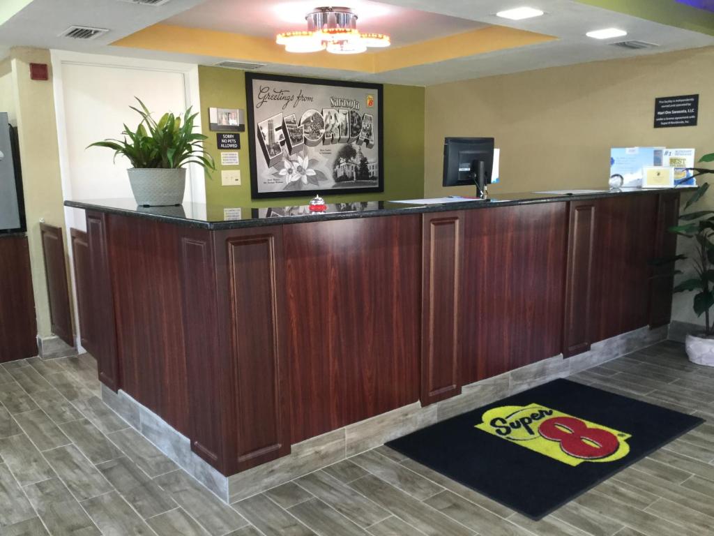 Super 8 by Wyndham Sarasota Near Siesta Key - image 2