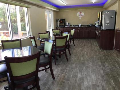 Super 8 by Wyndham Sarasota Near Siesta Key - image 3