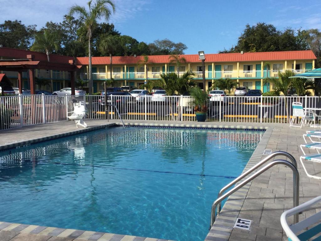 Super 8 by Wyndham Sarasota Near Siesta Key - image 4