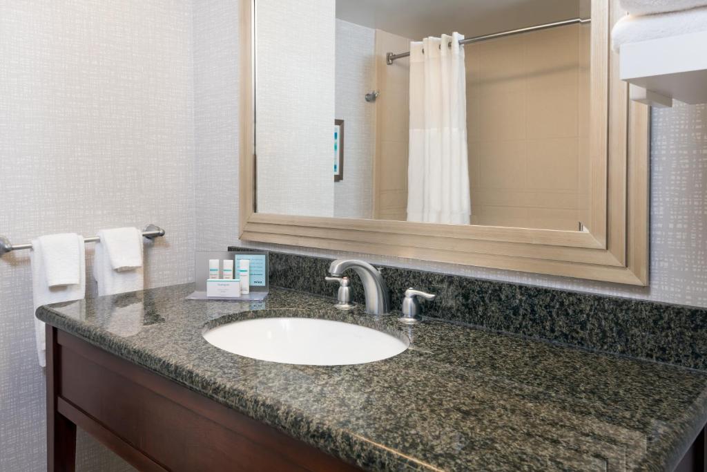 Hampton Inn & Suites Orlando Airport at Gateway Village - image 2