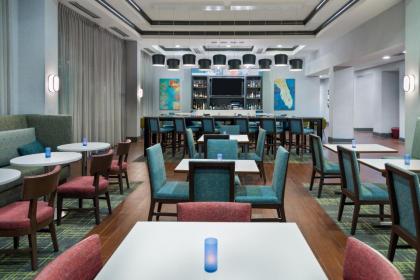 Hampton Inn & Suites Orlando Airport at Gateway Village - image 4