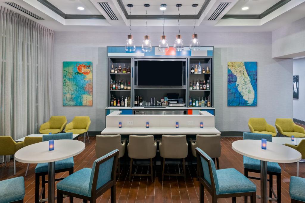 Hampton Inn & Suites Orlando Airport at Gateway Village - image 5