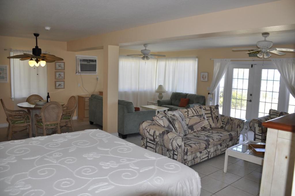 Oceanfront Sea Scape Motel - image 3