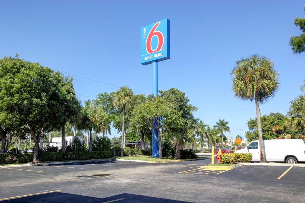Motel 6-Lantana FL - main image