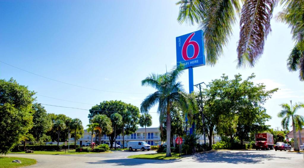 Motel 6-Lantana FL - image 2