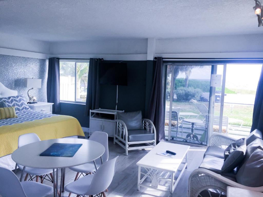 Coral Tides Resort - image 2