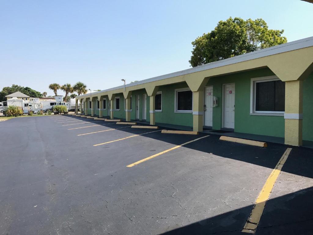 Apollo Inn - Cocoa - image 4