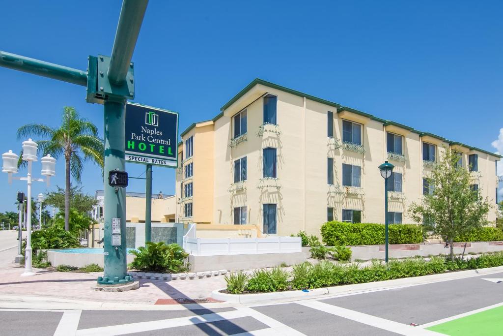 Naples Park Central Hotel - main image