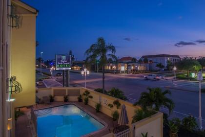 Naples Park Central Hotel - image 2