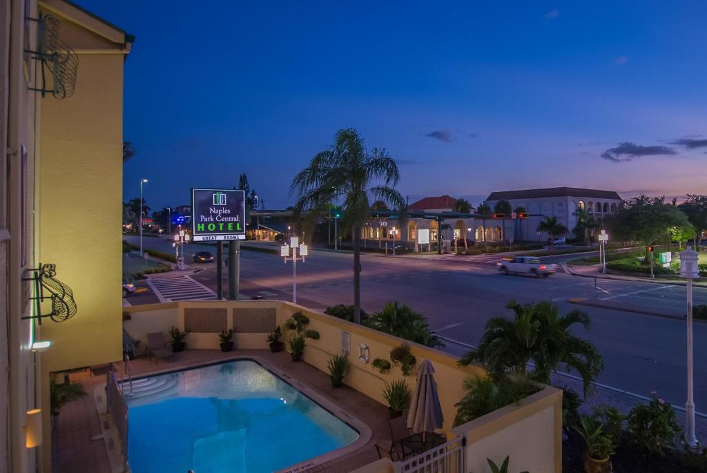Naples Park Central Hotel - image 2