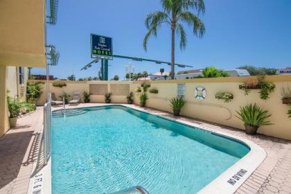 Naples Park Central Hotel - image 3