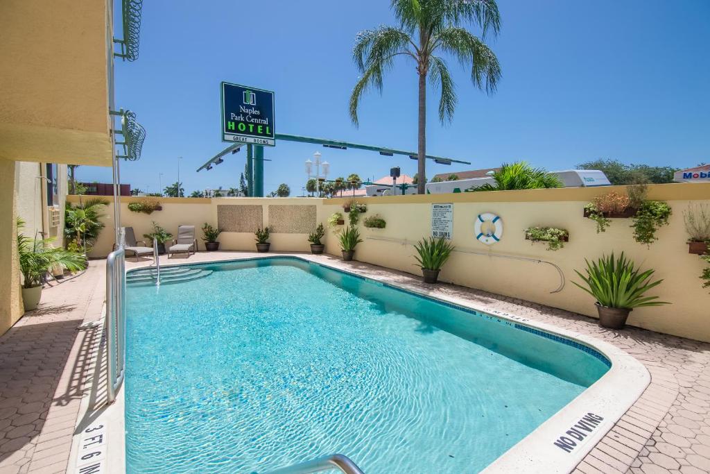 Naples Park Central Hotel - image 3