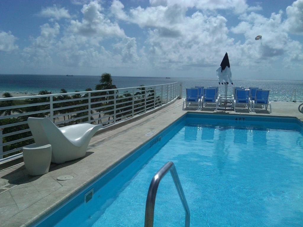 Strand Ocean Drive Suites - main image
