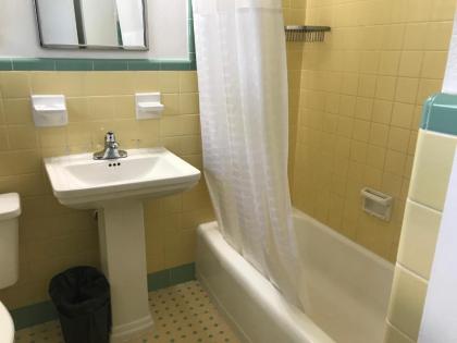 Silver Princess Motel - image 3
