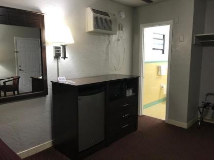 Silver Princess Motel - image 4