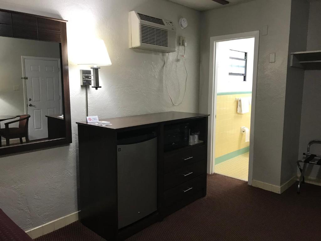 Silver Princess Motel - image 4