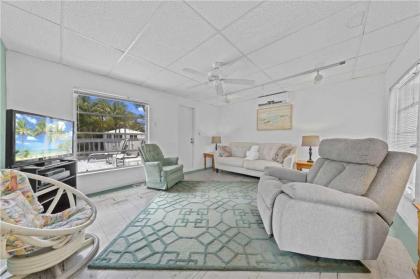 Lazy Lagoon 1 Bedroom Bay side Sleeps 4 Walk to the Beach Florida