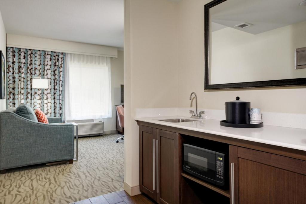 Hampton Inn and Suites by Hilton Vero Beach-Downtown - image 2