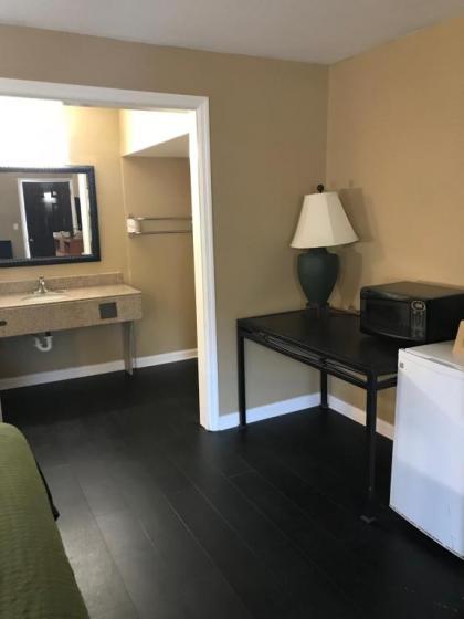 Budgetel Inn & Suites - image 2
