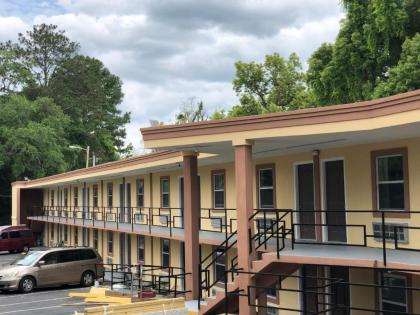 Budgetel Inn & Suites - image 4