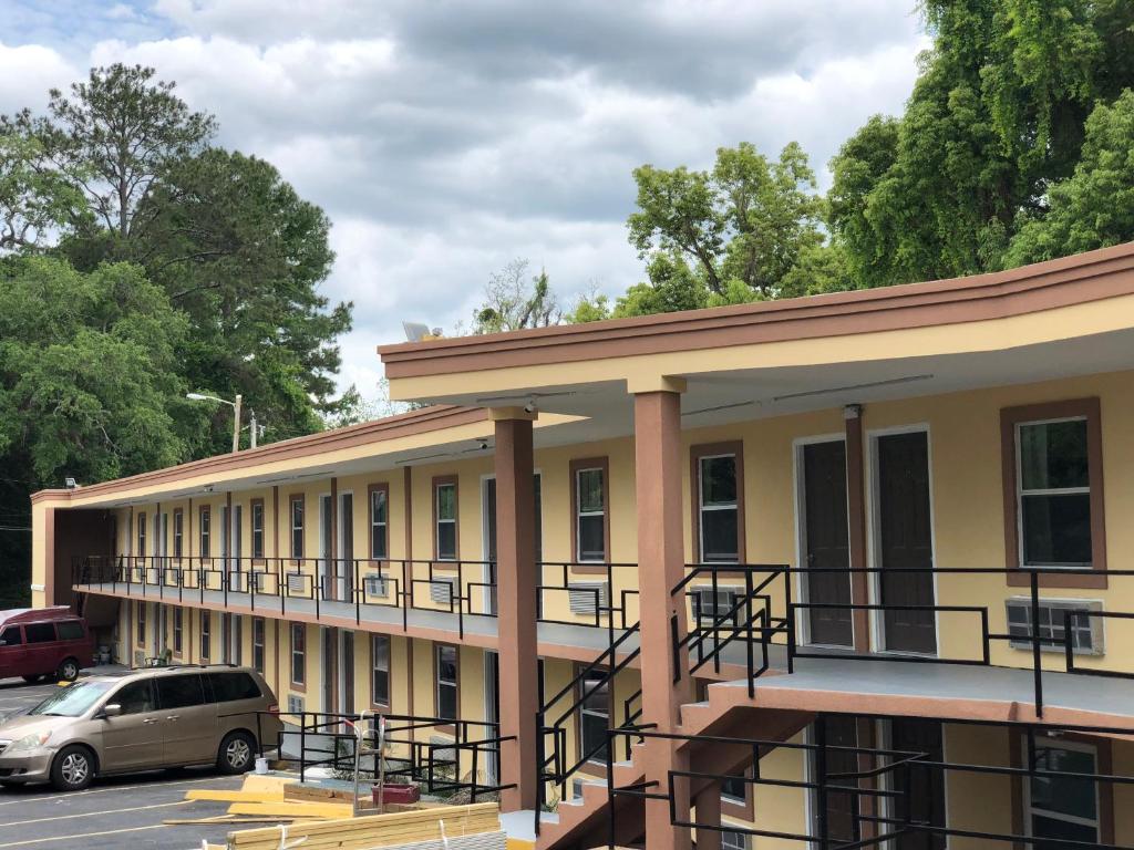 Budgetel Inn & Suites - image 4