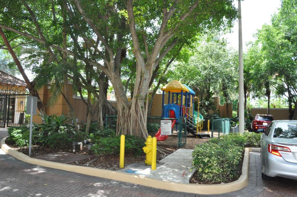Yacht Club - image 3