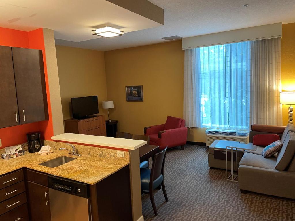 TownePlace Suites Orlando at FLAMINGO CROSSINGS® Town Center/Western Entrance - image 3