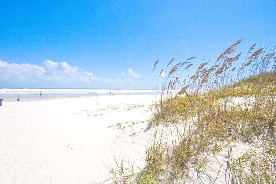 Sand Dollar II 207 3 Bedrooms Sleeps 6 Beach Front Pool WiFi - image 4