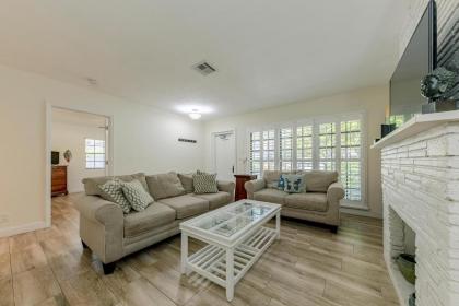 Beachside Home - Pool and Beach - image 3