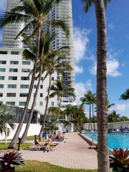 Miami Beach Suncoast Apartment I - Balcony Front Beach