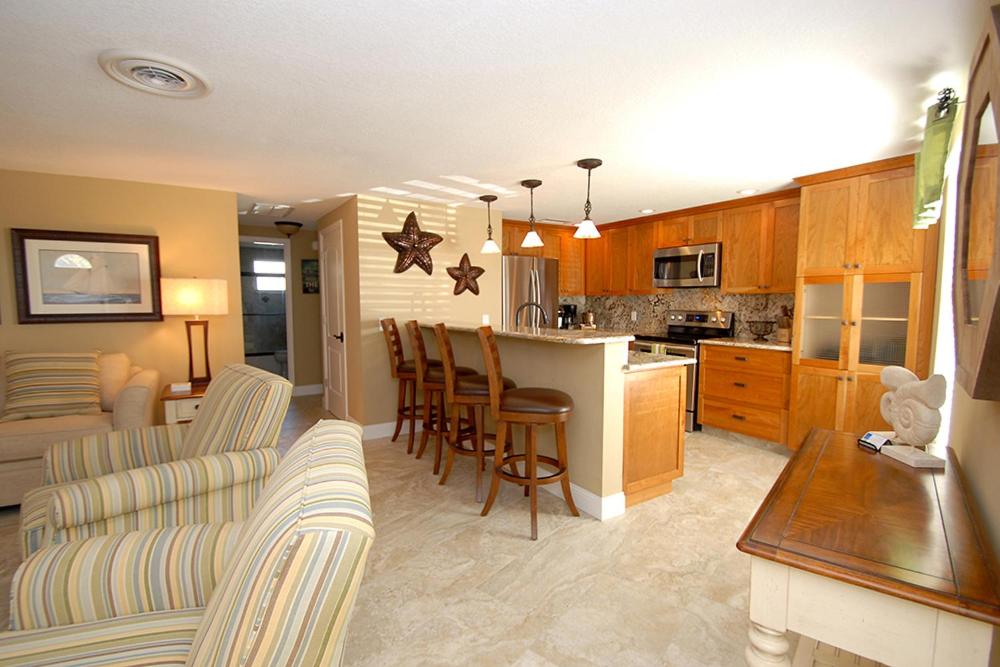 The Anna Maria Island Beach Breeze - main image