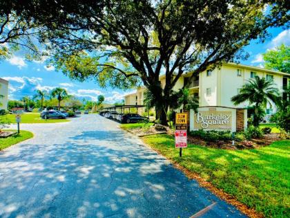 Elegant 1 Bedroom Condo With Swimming Pool Gym Access All Included In Convenient Fort Myers Location Near Golf Courses and Sanibel Island - image 1