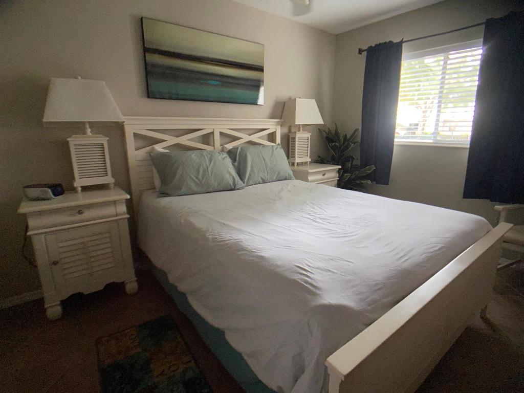 Elegant 1 Bedroom Condo With Swimming Pool Gym Access All Included In Convenient Fort Myers Location Near Golf Courses and Sanibel Island - image 3