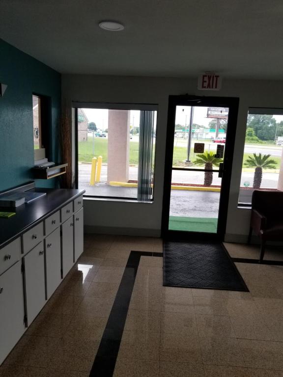 Executive Inn - image 5