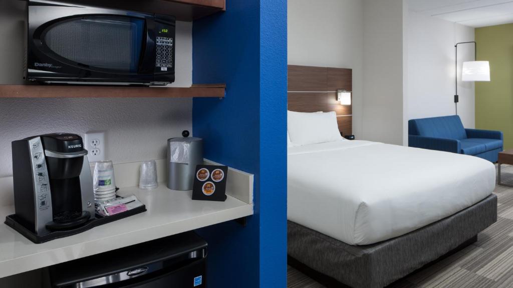 Holiday Inn Express & Suites - Orlando At Seaworld an IHG Hotel - image 4