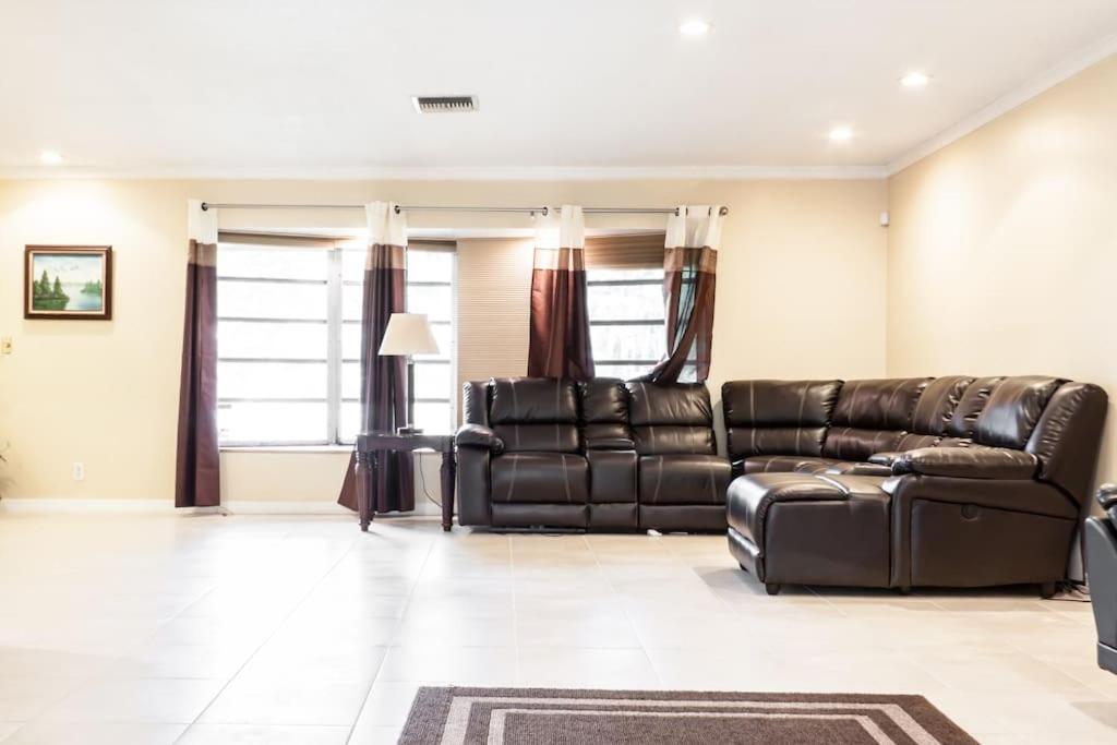 Tata's Hollywood Vacation Home - main image