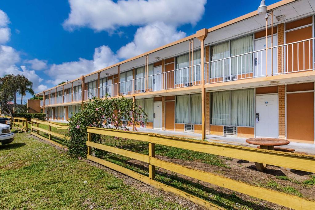 Motel 6-Vero Beach FL - main image