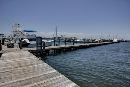 Pirates' Bay Marina - image 3