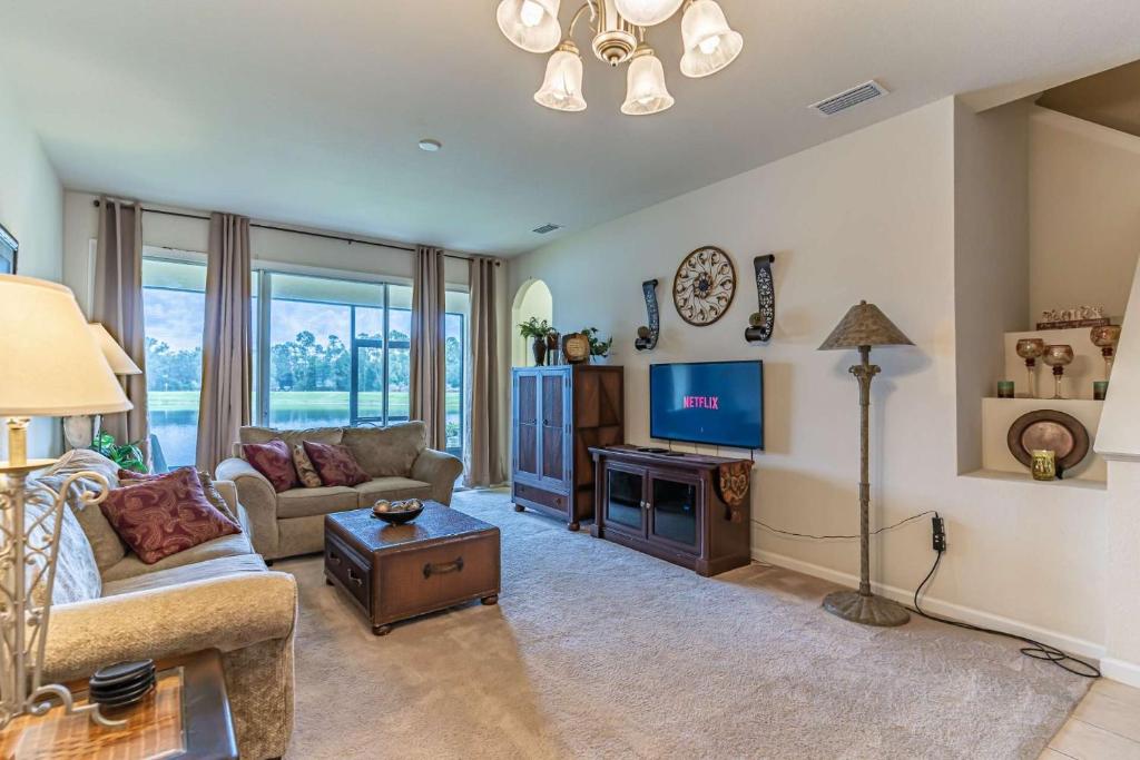 2633 Trafalgar Village - main image
