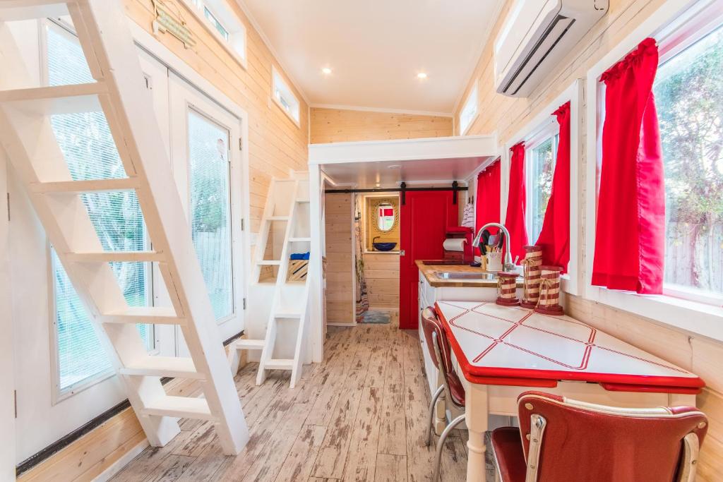 Tiny House Siesta - image 2