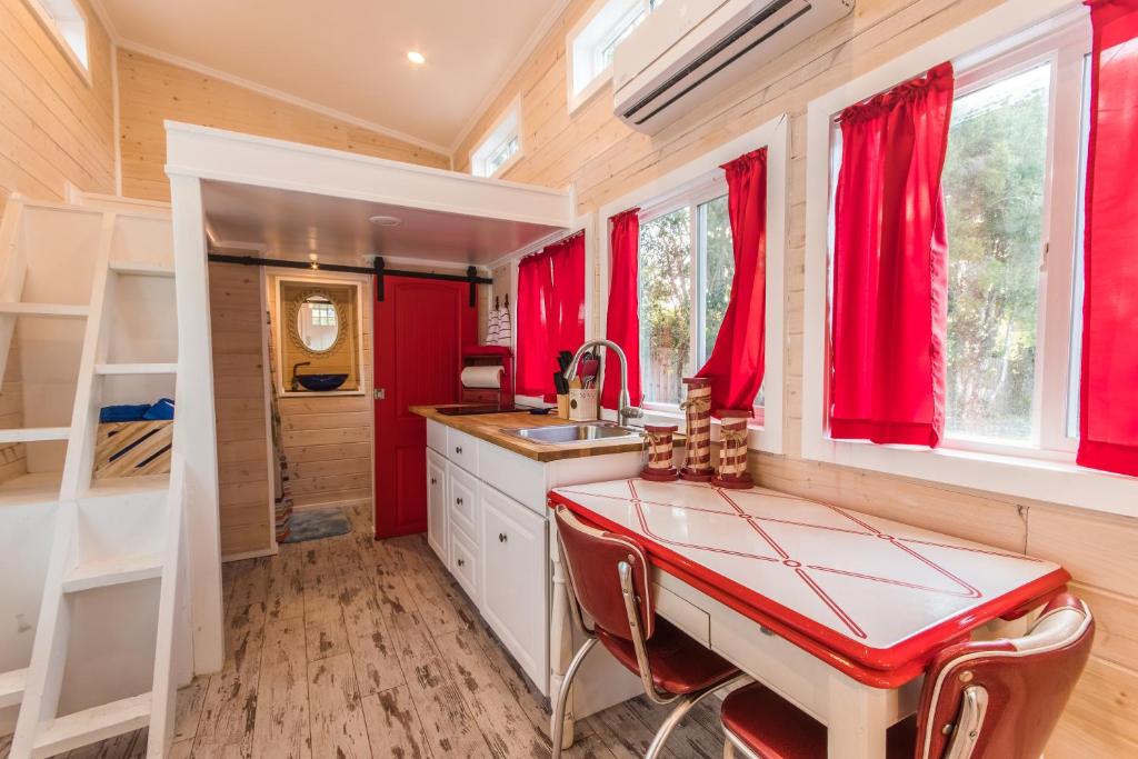Tiny House Siesta - image 3